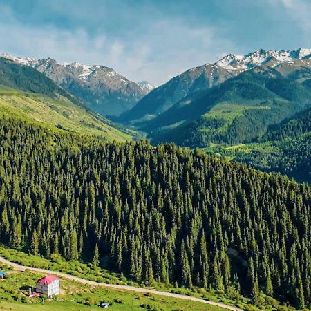 Hotel Gorny Dom Les I Gory Karakol Esterno foto