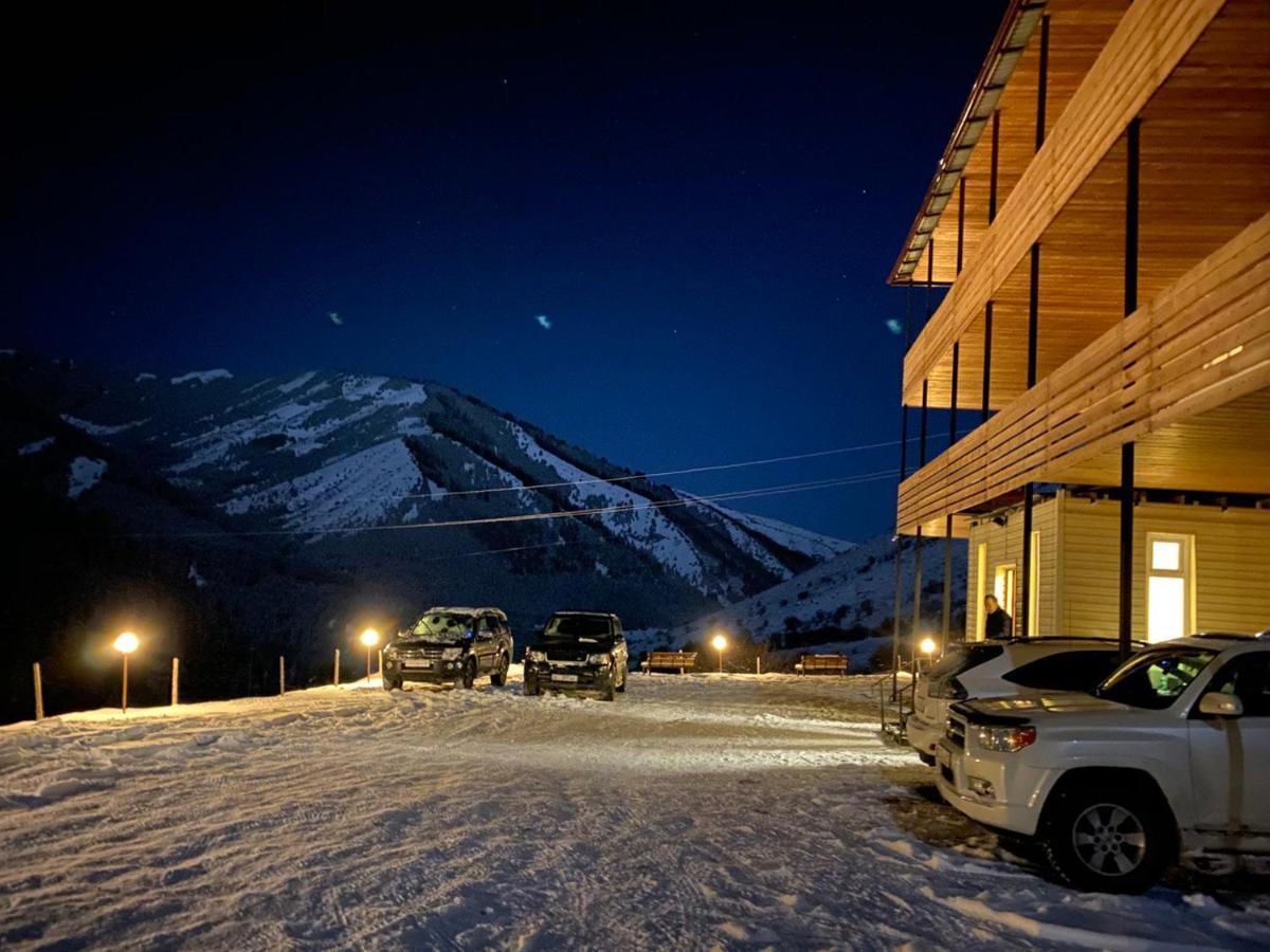 Hotel Gorny Dom Les I Gory Karakol Esterno foto