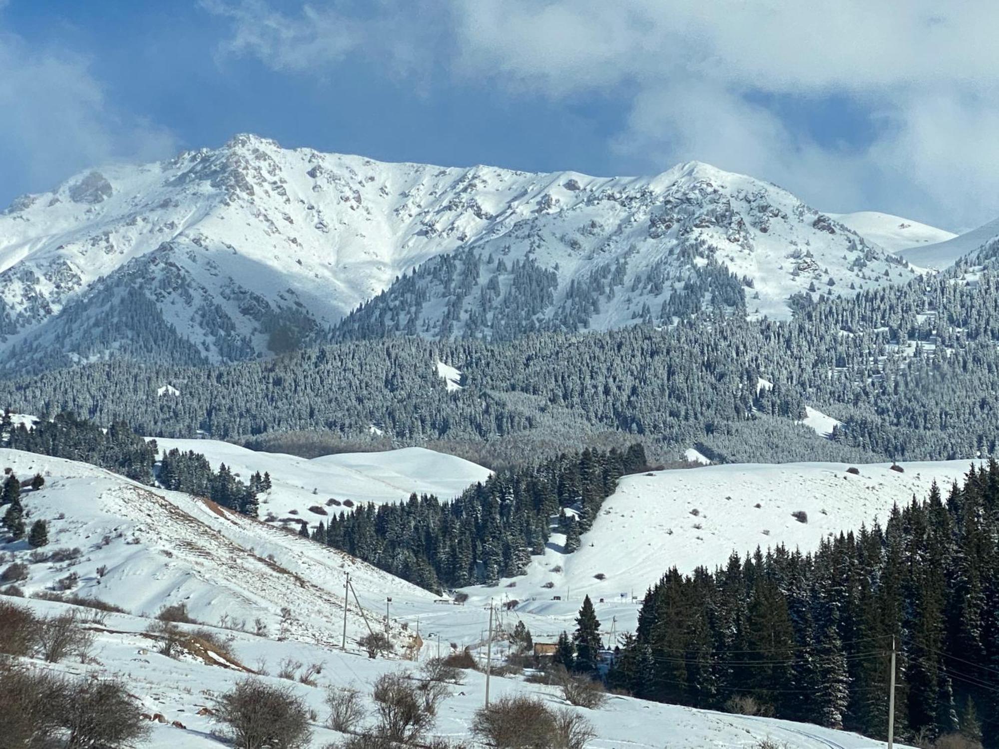 Hotel Gorny Dom Les I Gory Karakol Esterno foto