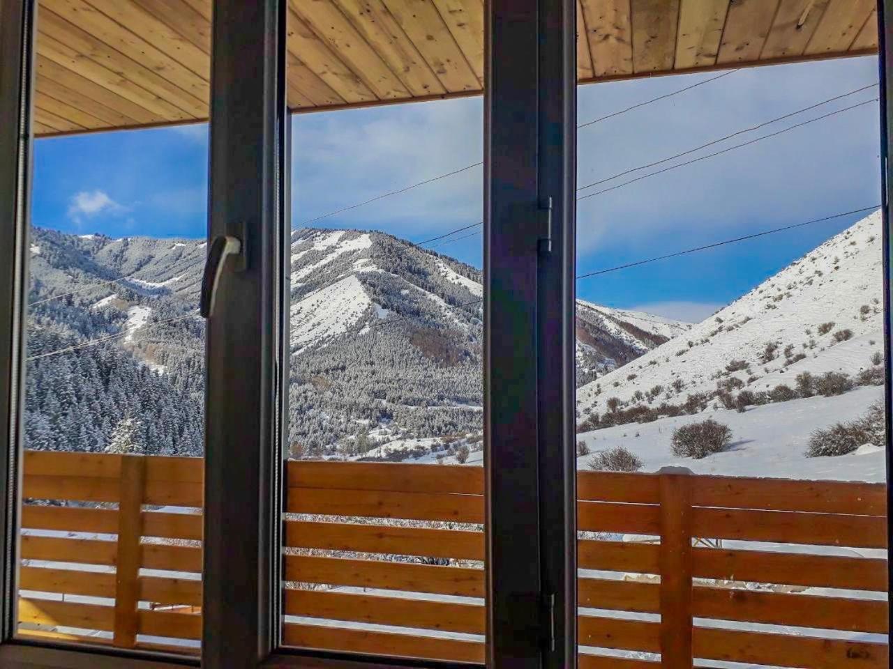 Hotel Gorny Dom Les I Gory Karakol Esterno foto