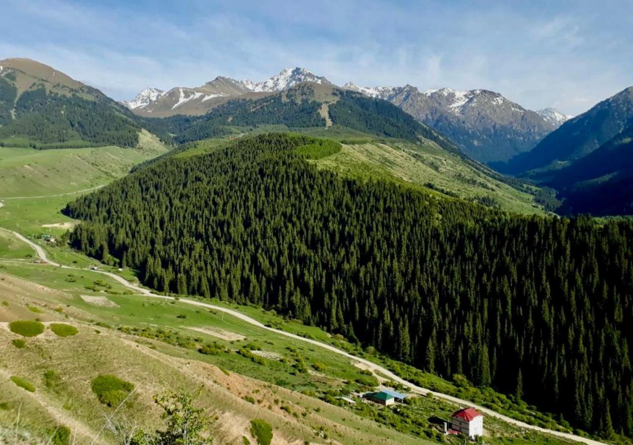 Hotel Gorny Dom Les I Gory Karakol Esterno foto