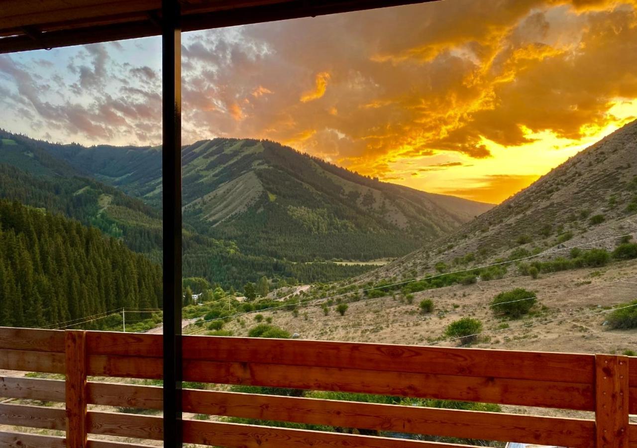 Hotel Gorny Dom Les I Gory Karakol Esterno foto