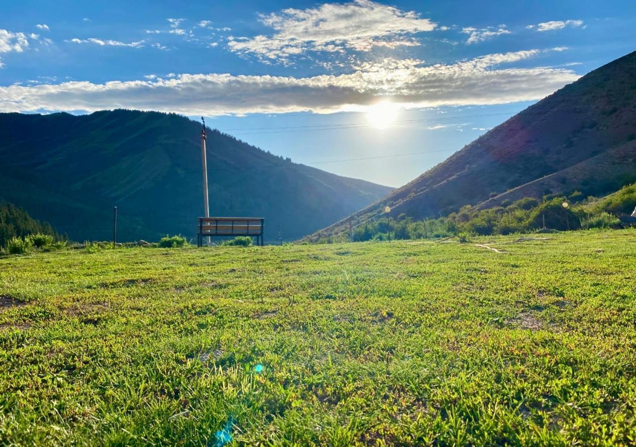 Hotel Gorny Dom Les I Gory Karakol Esterno foto