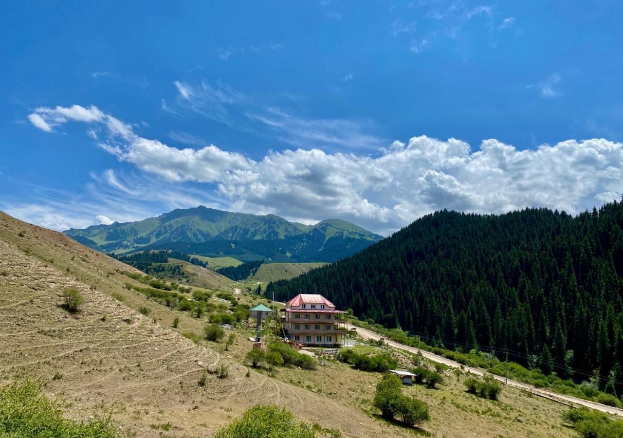 Hotel Gorny Dom Les I Gory Karakol Esterno foto