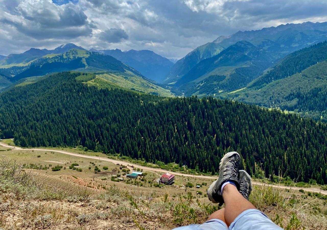 Hotel Gorny Dom Les I Gory Karakol Esterno foto