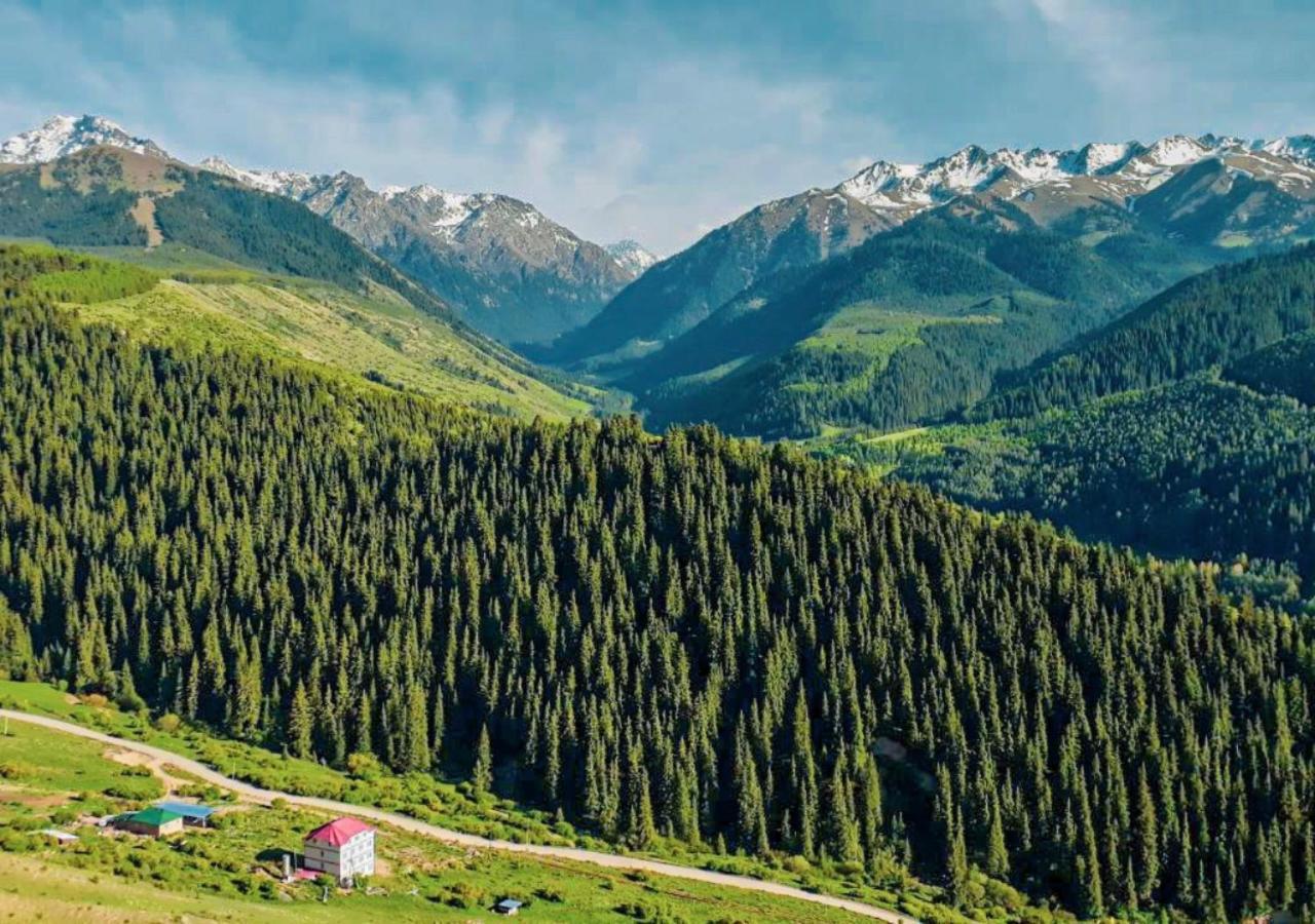 Hotel Gorny Dom Les I Gory Karakol Esterno foto