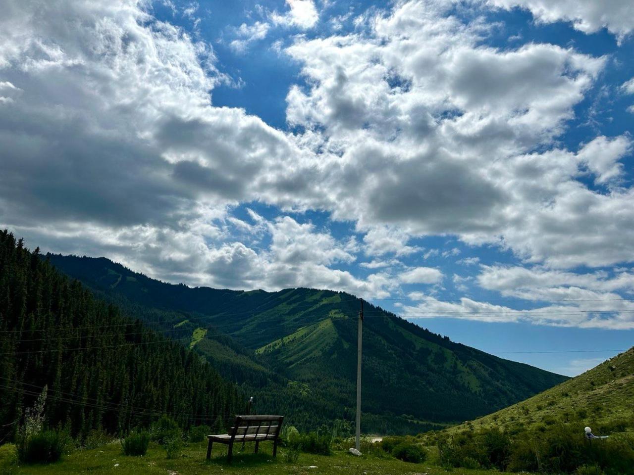 Hotel Gorny Dom Les I Gory Karakol Esterno foto