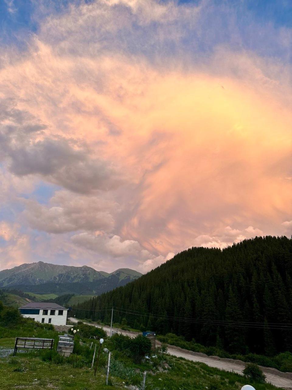 Hotel Gorny Dom Les I Gory Karakol Esterno foto